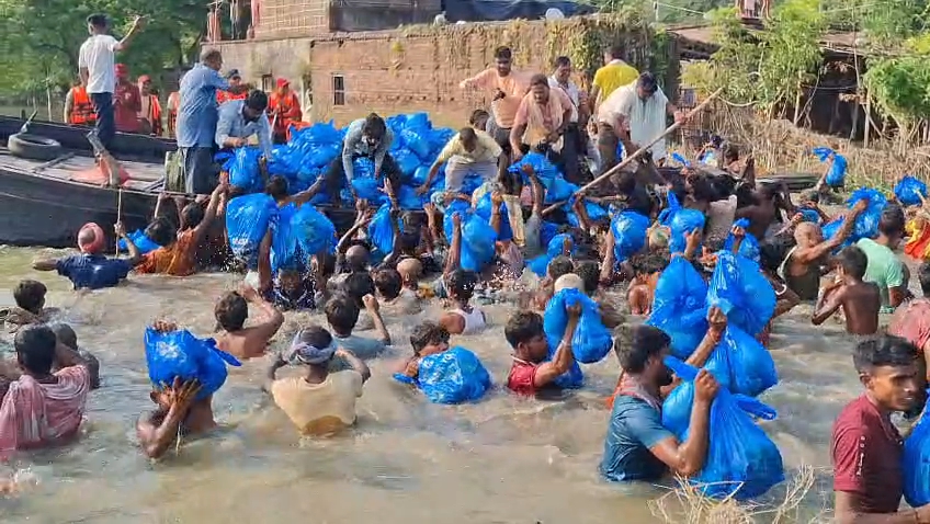 ত্রাণের নৌকা ঘিরে হুড়োহুড়ি, মালদার ভূতনীর বন্যার্তদের অসহায় ছবি ধরা পড়ল মোহরিল মোড়ে