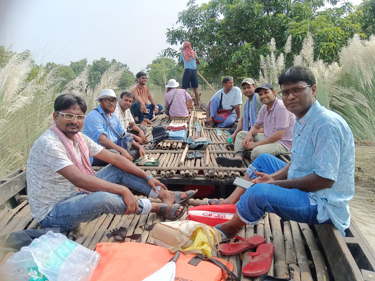 জলপথে মানবিকতার পাঠ, বানভাসি ২২৫ পরিবারের পাশে রতুয়ার ভাদো বিএসবি হাই স্কুলের শিক্ষকরা
