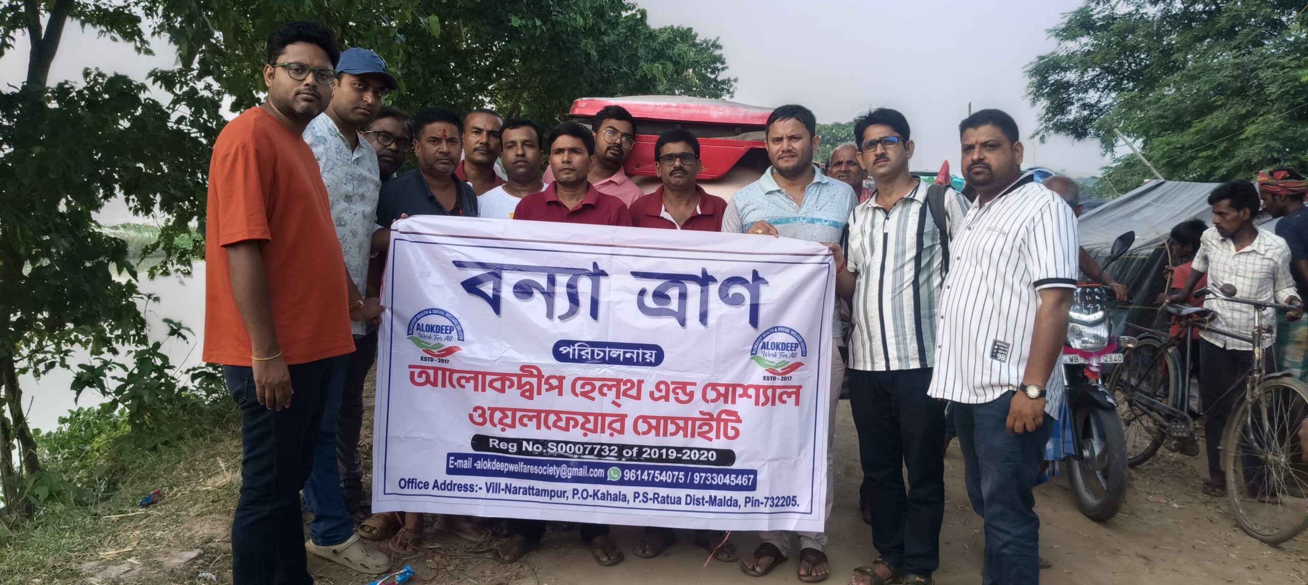 বন্যার্তদের পাশে ‘আলোক দ্বীপ’, মালদার বানভাসি রতুয়া-ভূতনিতে পৌঁছে দিল ত্রাণ