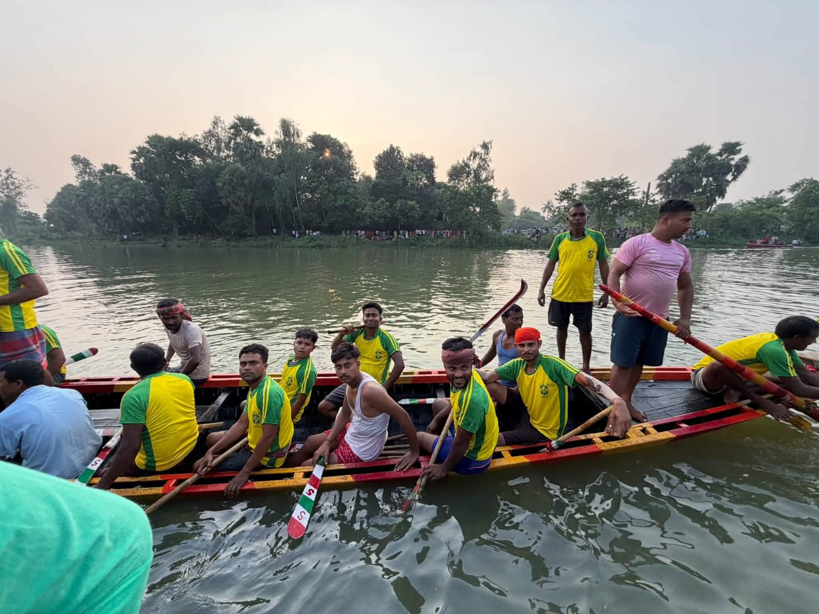 টাঙ্গনের বুকে নৌকার লড়াই, ৮৫তম নৌকা বাইচ ঘিরে উপচে পড়ল ভিড়, হাজি মন্ত্রী, সাংসদ, বিধায়ক