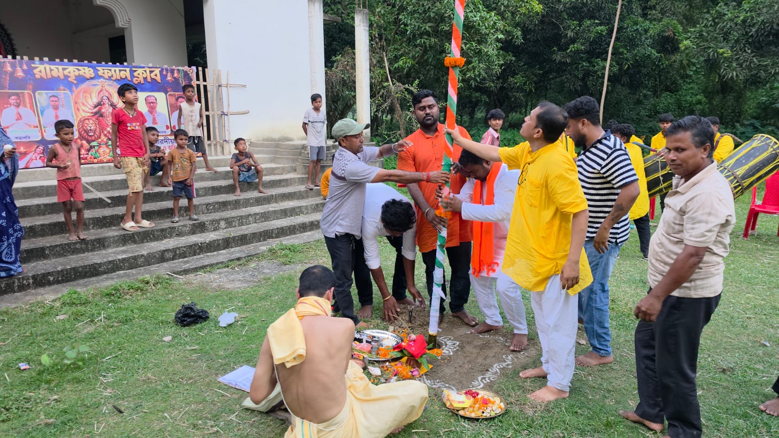 উত্তম কুমার-থিমে সাজবে মণ্ডপ, হরিশ্চন্দ্রপুরের পিপলায় খুঁটি পুজোয় শুরু দুর্গোৎসবের প্রস্তুতি