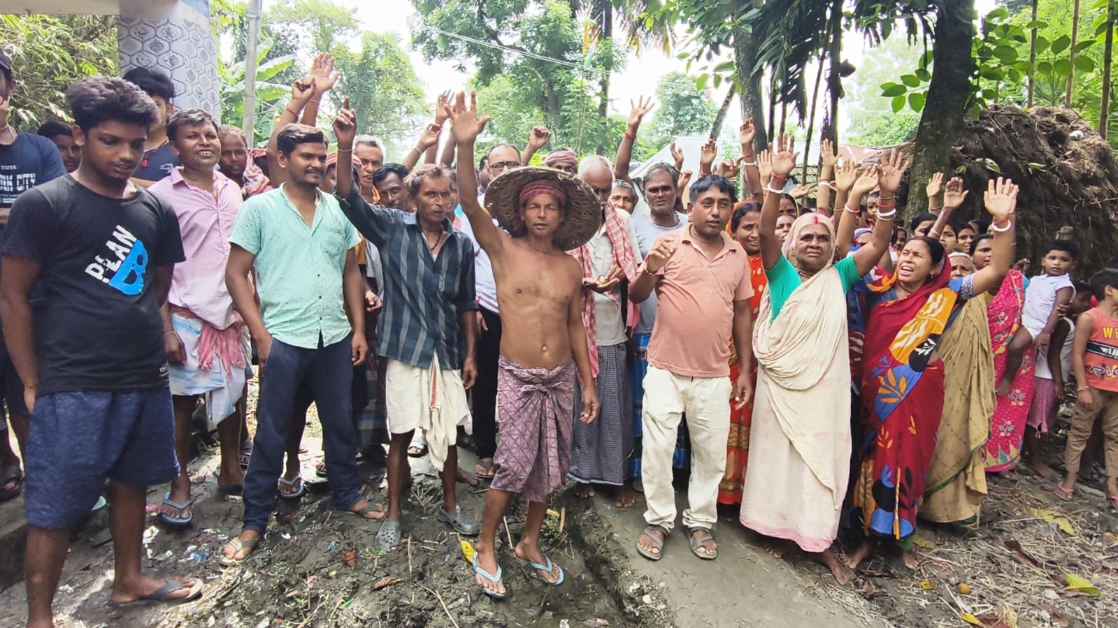 পাকা রাস্তা মেলেনি, বর্ষায় রাস্তা জলাশয়! জলে নেমে বিক্ষোভ শতাধিক পরিবারের