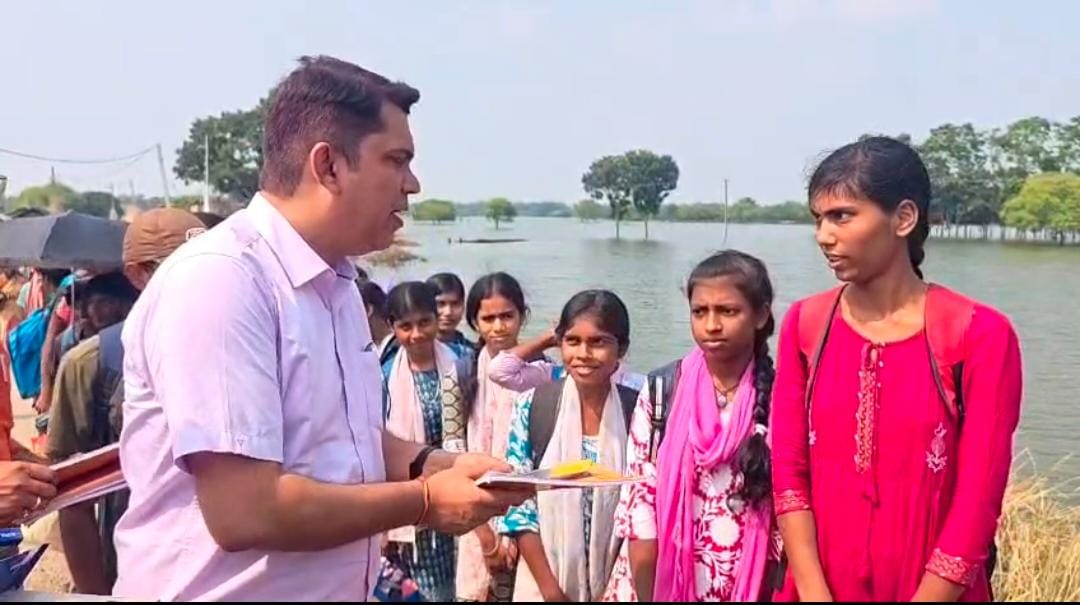 জলে ডুবে স্কুল, তবু স্বপ্ন ডুবল না! ভুতনির ৬৩৬ পরীক্ষার্থীকে নৌকায় উদ্ধার করে মানিকচকে পরীক্ষার ব্যবস্থা