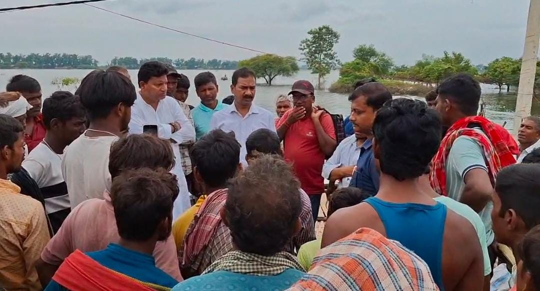 ভূতনিতে কমছে জল, স্বাভাবিক ছন্দে ফেরার আশায় বানভাসি এলাকার মানুষ