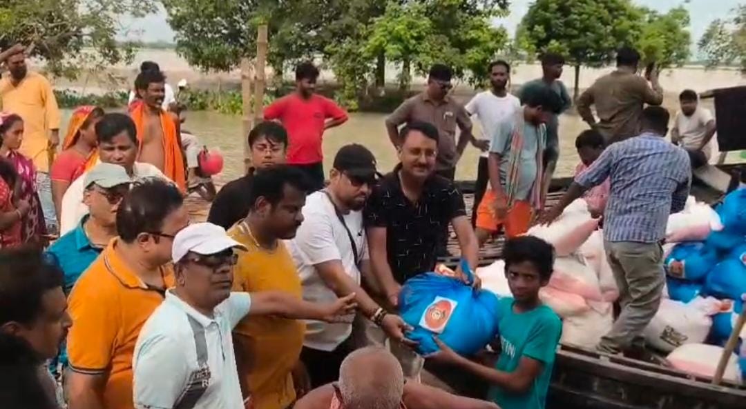 জলবন্দি রতুয়ায় চাঁচলের ব্যবসায়ীদের মানবিক হাত, নৌকায় চেপে বানভাসির দুয়ারে পৌঁছল ত্রাণ
