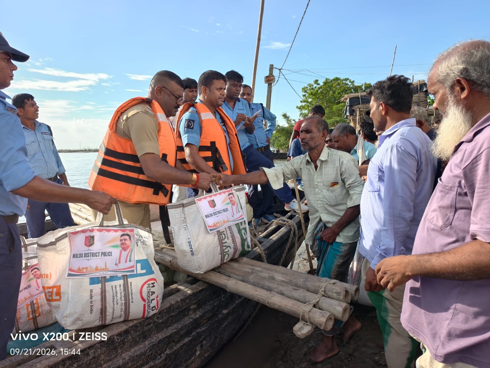বানভাসি রতুয়ায় পুলিশের ত্রাণ, ২২০ পরিবারের হাতে খাদ্যসামগ্রী