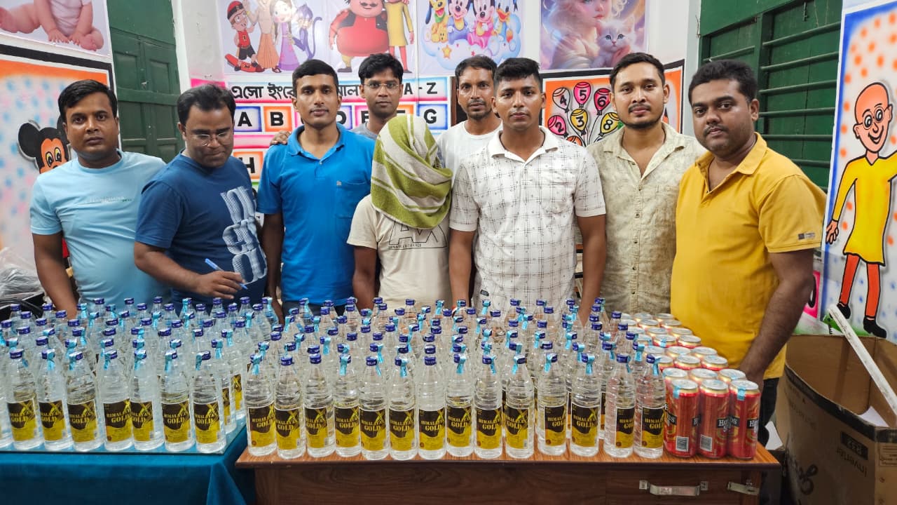 বিহারে পাচারের আগেই চাঁচলে পুলিশের জালে যুবক, টোটো থেকে উদ্ধার ১৬০ বোতল দেশি মদ