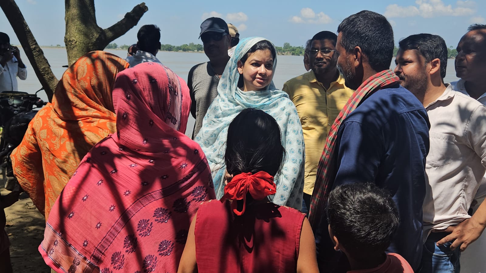 বন্যাদুর্গত এলাকায় মৌসম নূর, তুললেন ত্রাণ বণ্টন নিয়ে অভিযোগ