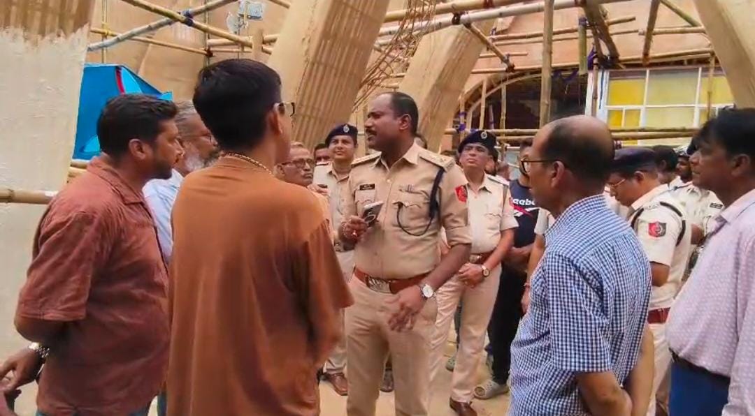 পুজোর আগে মণ্ডপে মণ্ডপে পুলিশের নজরদারি, নিরাপত্তা খতিয়ে দেখলেন মালদার এসপি