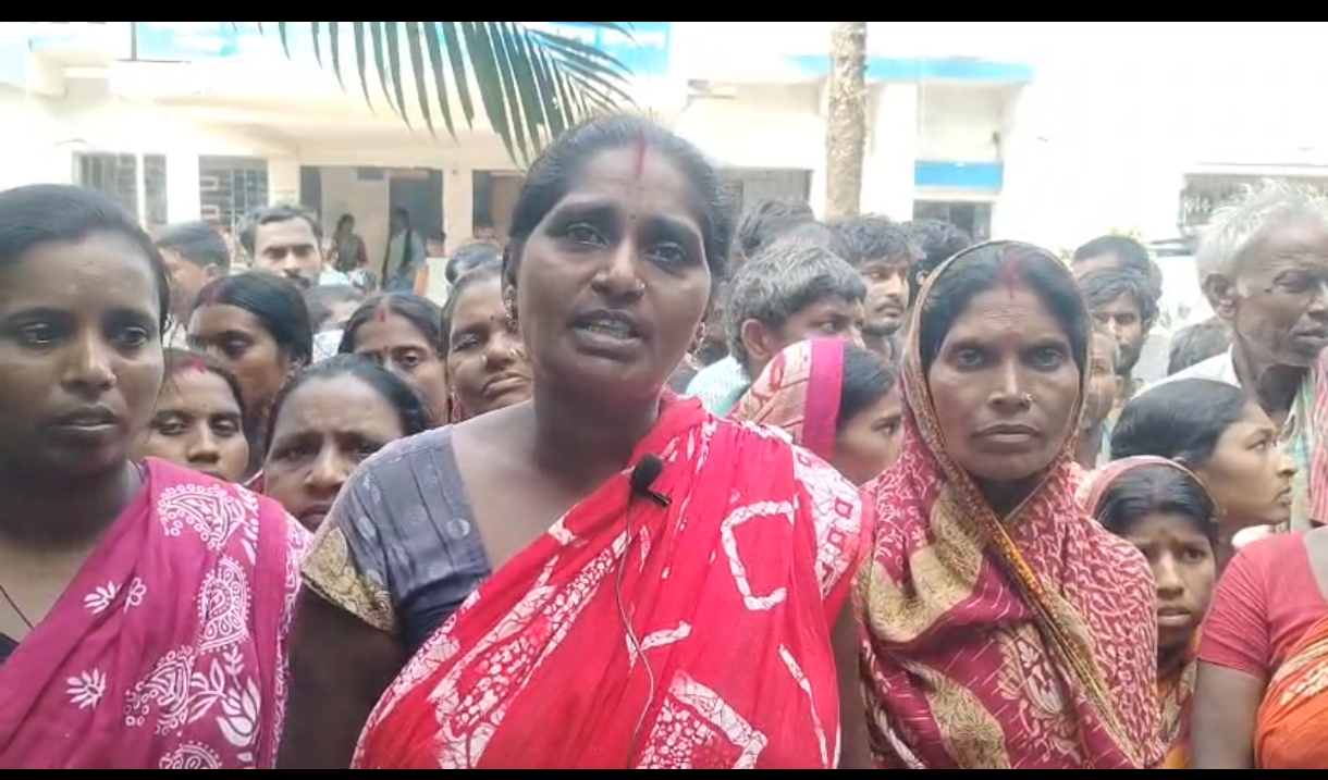 ভাঙনদুর্গতদের ক্ষতিপূরণে বেনিয়মের অভিযোগ, রতুয়া-১ ব্লকে বিক্ষোভ
