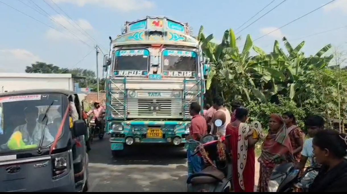 পুজোর মুখে বিষাদের ছায়া কাশিমপুরে, দুধ দিতে যাওয়ার পথেই লরির চাকায় পিষ্ট হয়ে মৃত্যু