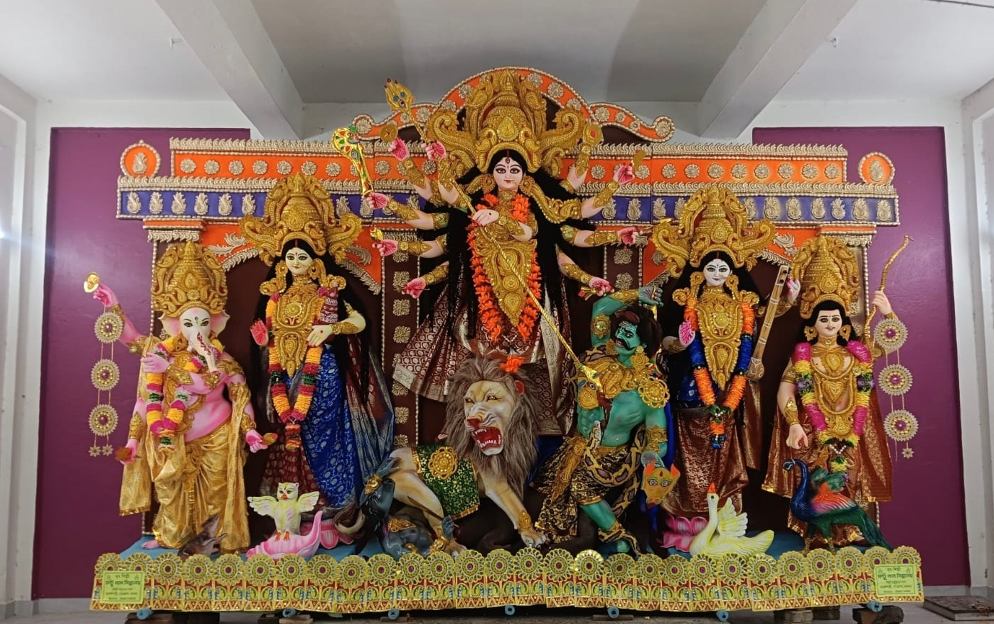 অর্ধশতকের পুজোয় সম্প্রীতির বন্ধন, মালদার বাহারালে মন্দিরের আদলে মণ্ডপে চমক, বেনারসি শাড়িতে প্রতিমা