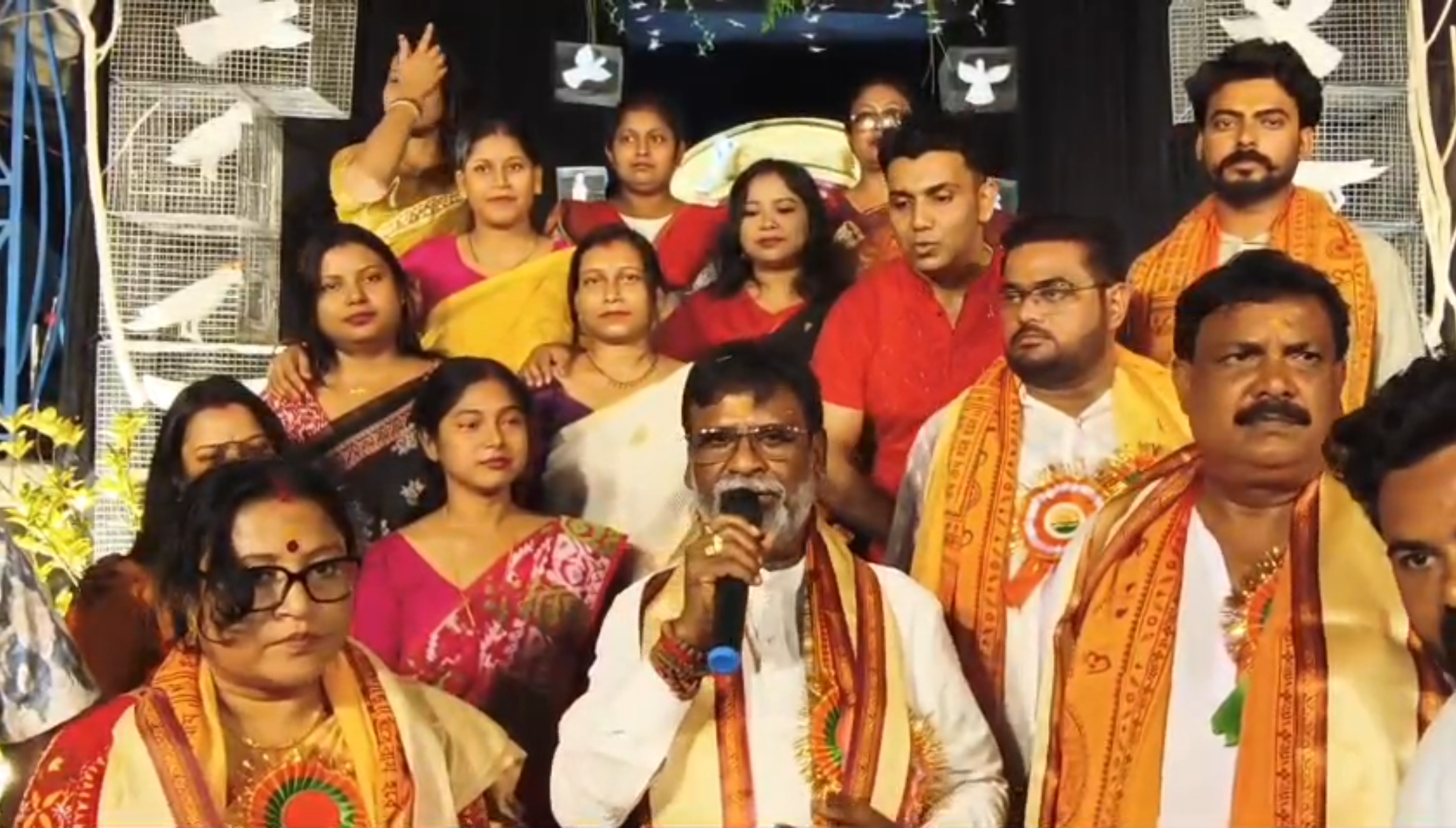 পাখির বাসায় স্বাধীনতার বার্তা, খাঁচা ভেঙে মুক্তির আহ্বান! চাঁচল থানাপাড়ায় সর্বজয়া মহিলা সমিতির অভিনব দুর্গাপুজো