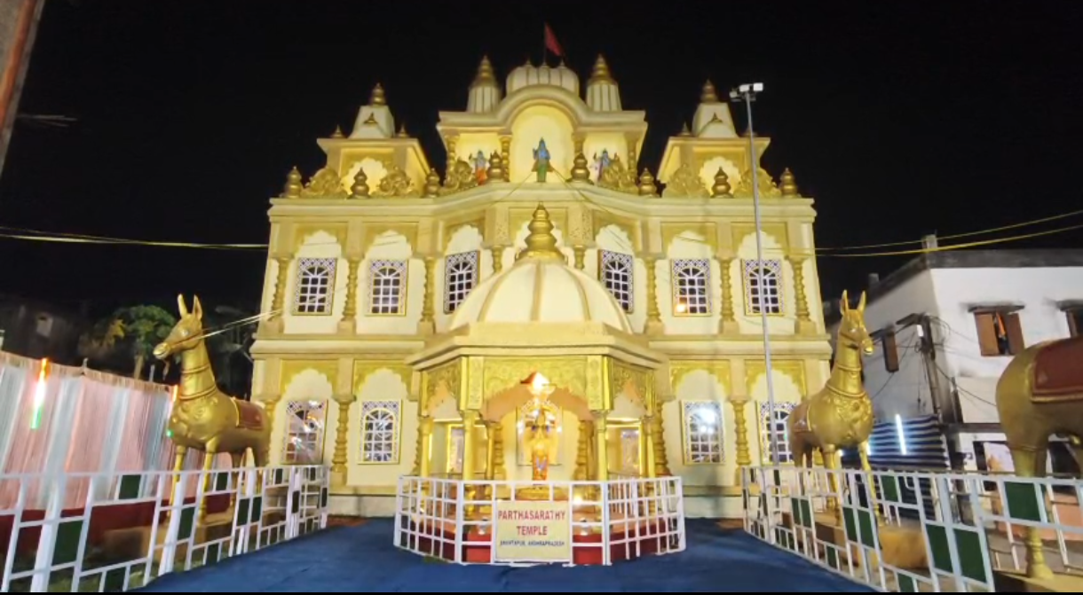 অন্ধ্রের বিখ্যাত পার্থ সারথি মন্দিরের আদলে মণ্ডপ, বেদ-পুরাণের দেবদেবীতে সাজছে চাঁচল বিবেকানন্দ স্মৃতি সংসদের পুজো