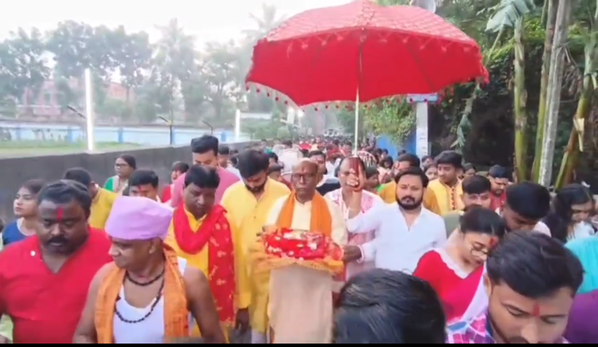 ৩৭৫ বছরের রাজকীয় পরম্পরা! চাঁচল রাজবাড়ির ঠাকুরবাড়ি থেকে ঊষালগ্নে সিংহবাহিনীর যাত্রা চণ্ডীমন্দিরে