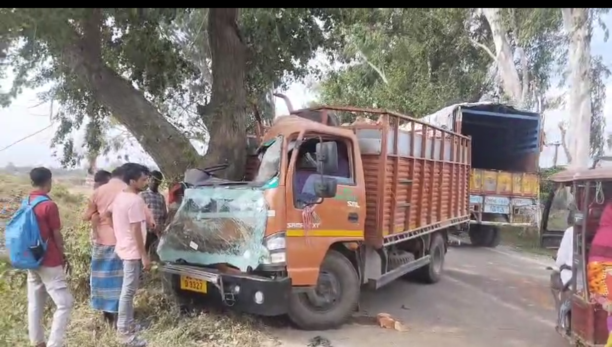 চাঁচলে টায়ার পাংচার হয়ে গাছে ধাক্কা ইটবোঝাই ম্যাটাডোরের, জখম ৩