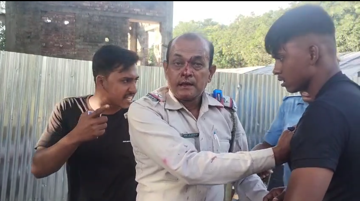 লাইসেন্স দেখতে চাওয়ায় ট্রাফিক ওসিকে ঘুষি, গ্রেফতার দুই যুবক