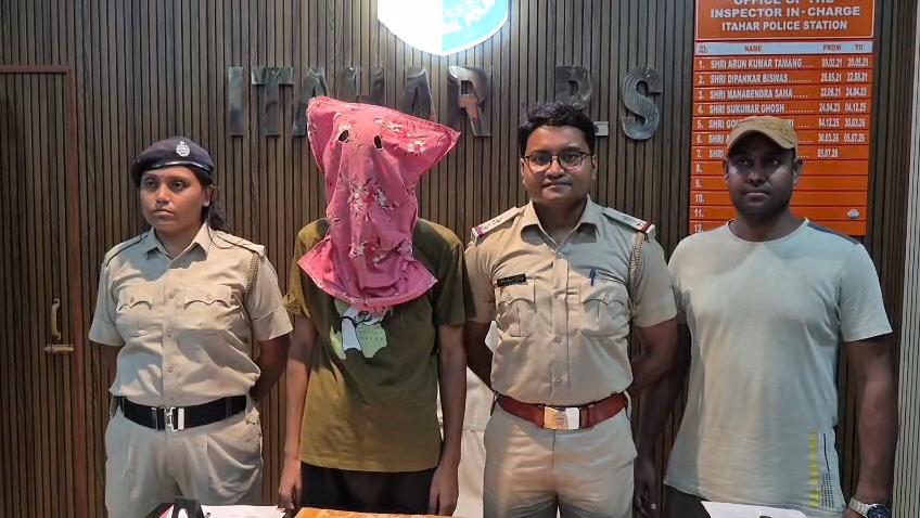 পুলিশ পরিচয়ে ব্যবসায়ীর সঙ্গে প্রতারণা, উদ্ধার লক্ষাধিক টাকা; ধৃত দুই