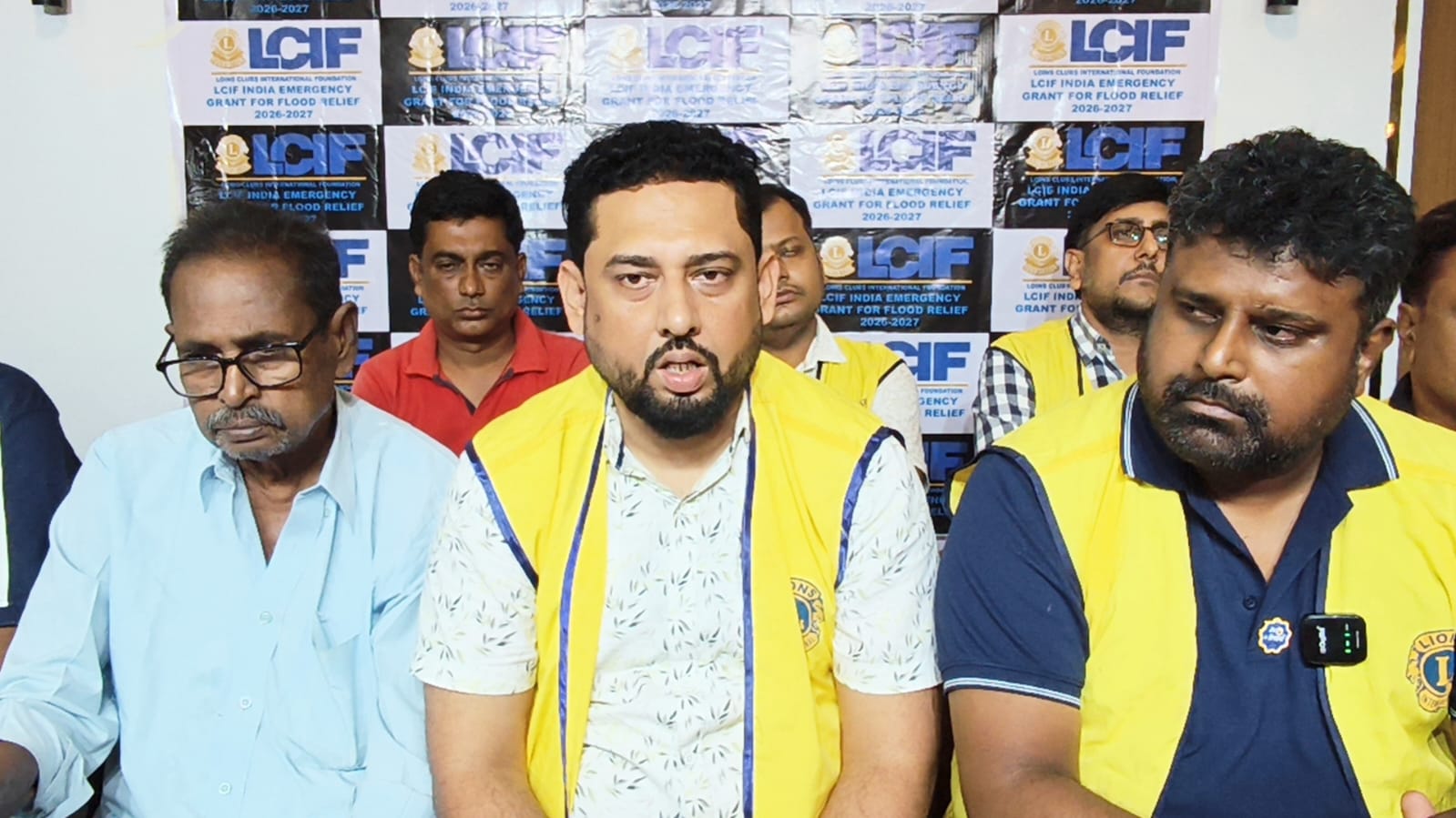 বন্যার ক্ষত এখনও শুকোয়নি, মানিকচক-রতুয়ায় ৩২০০ পরিবারের পাশে চাঁচল লায়ন্স ক্লাববন্যাদুর্গতদের পাশে চাঁচল লায়ন্স ক্লাব