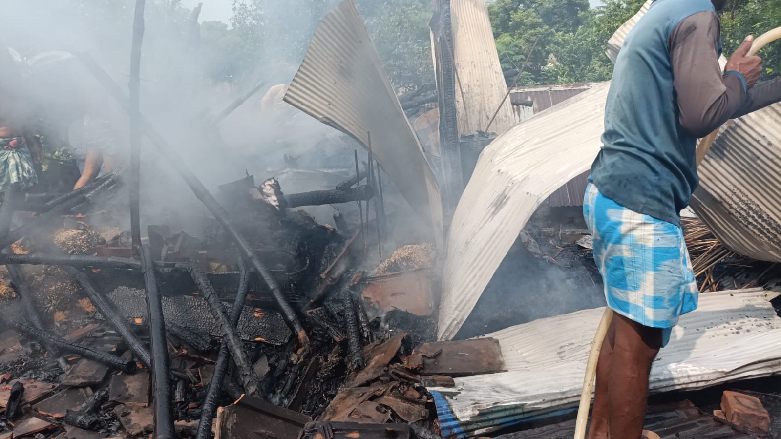 পুজোর মুখে আগুনে ছাই চার পরিবারের স্বপ্ন, চাঁচলের বলরামপুরে হাহাকার