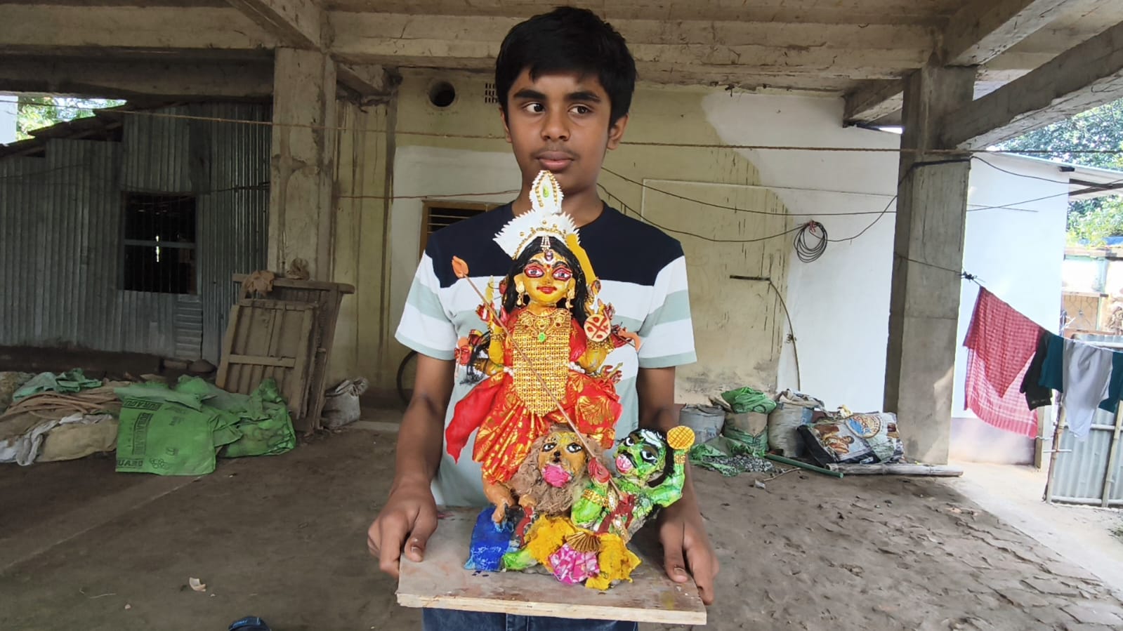 ইউটিউব দেখে দুর্গা গড়ল ষষ্ঠ শ্রেণির খুদে, চাঁচলের ত্রিদিবের হাতে মৃন্ময়ী রূপ পেলেন উমা