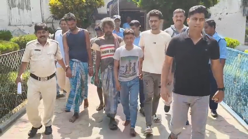 ডাকাতির ছক কষার অভিযোগ, রতুয়ায় ধারালো অস্ত্র-সহ ধৃত ৫, উদ্ধার টোটোর ইঞ্জিন-সহ বিভিন্ন সরঞ্জাম