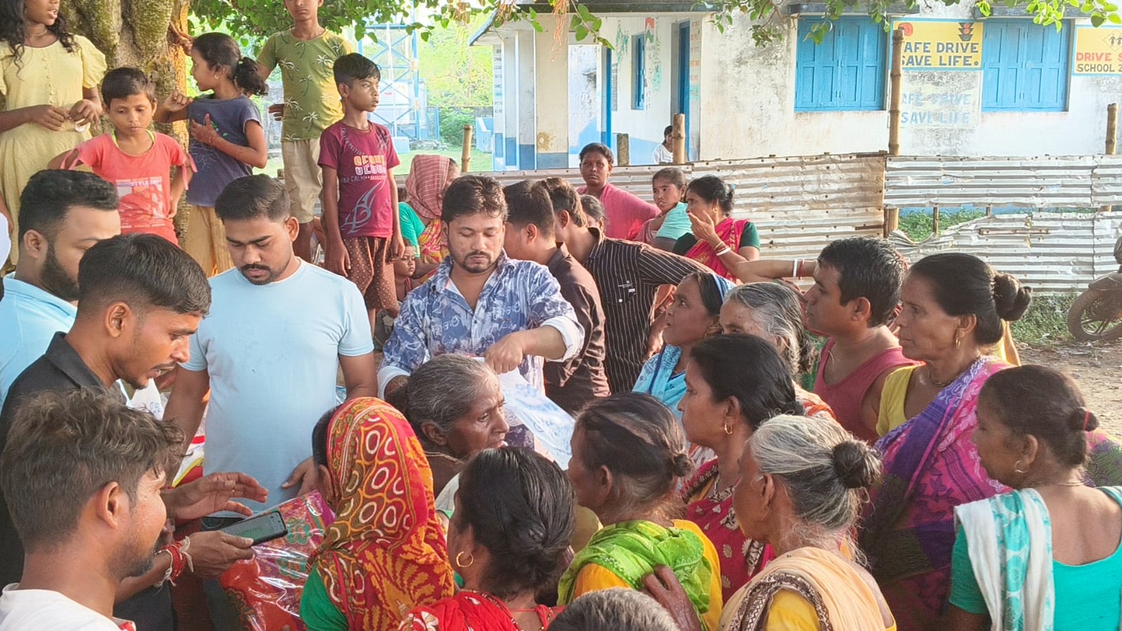 নতুন পোশাকে পুজোর আনন্দ, দুস্থদের মুখে হাসি ফোটাল পাওয়ার অফ হিউম্যানিটি