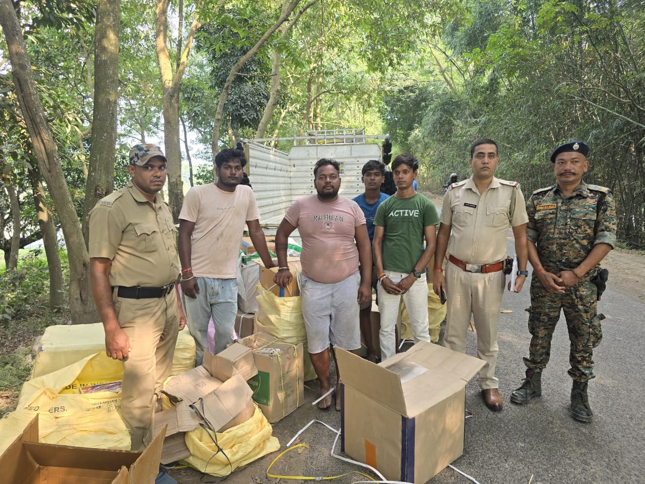 পিক-আপ ভ্যান বোঝাই নিষিদ্ধ বাজি, ভালুকায় পুলিশের অভিযানে গ্রেফতার ৩, বাজেয়াপ্ত দেড় লক্ষাধিক টাকার বাজি