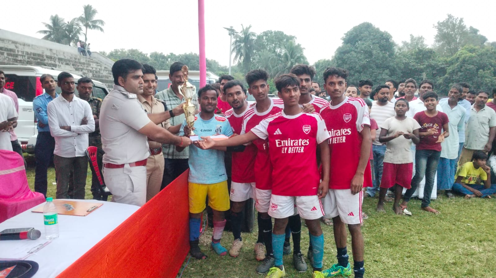 নেশা ও মোবাইলের আসক্তির বিরুদ্ধে পুলিশের ‘গোল’, চ্যাম্পিয়ন রতুয়া