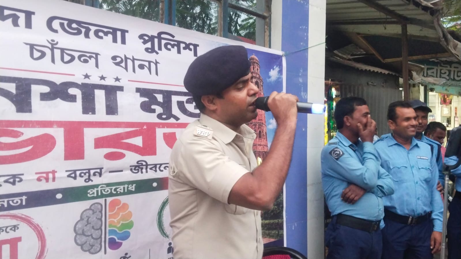 গানের সুরে মাদক ও সাইবার প্রতারণার বিরুদ্ধে সচেতনতার বার্তা চাঁচল পুলিশের